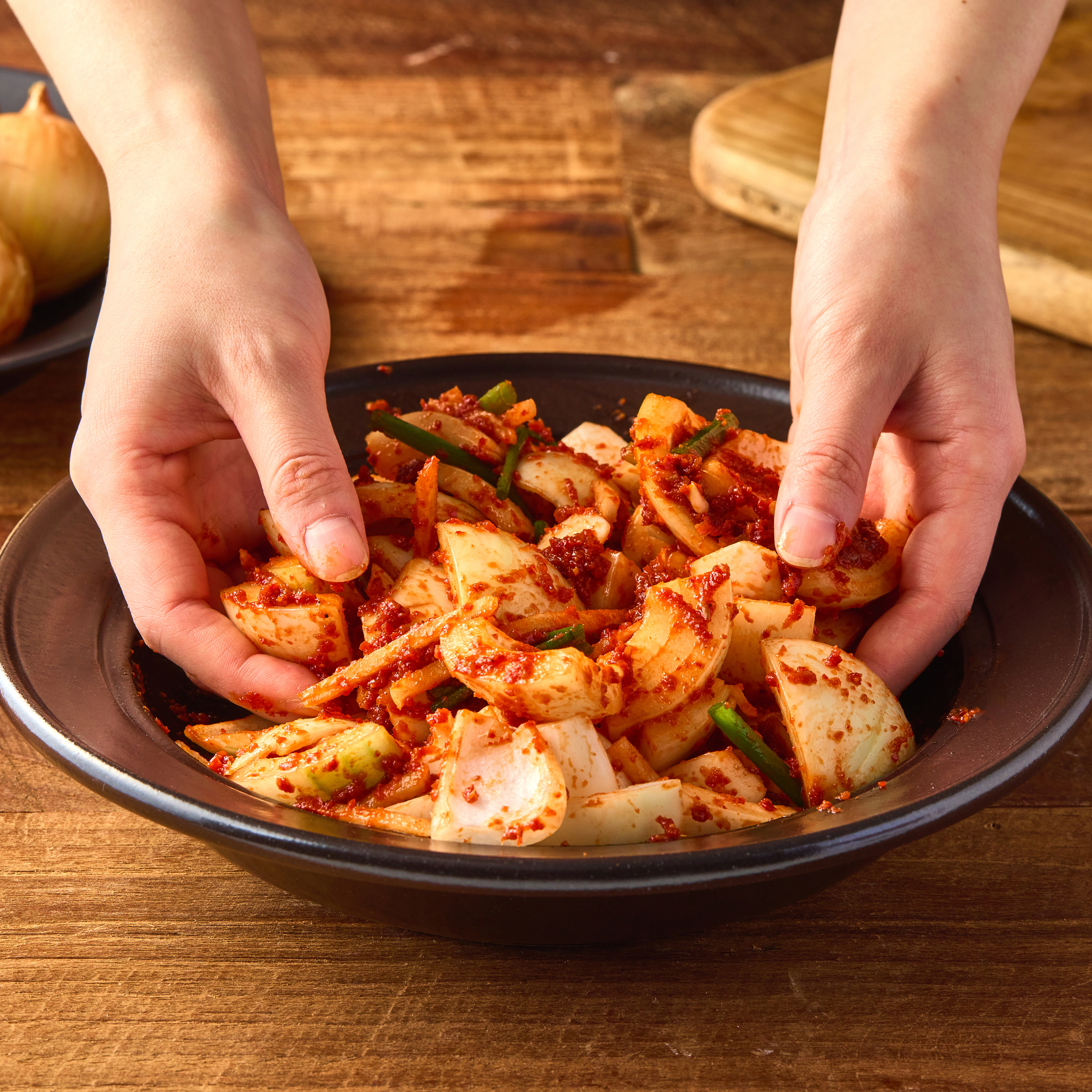 장수양파김치 제품과 포장 설비를 함께 확인하는 실제 모습