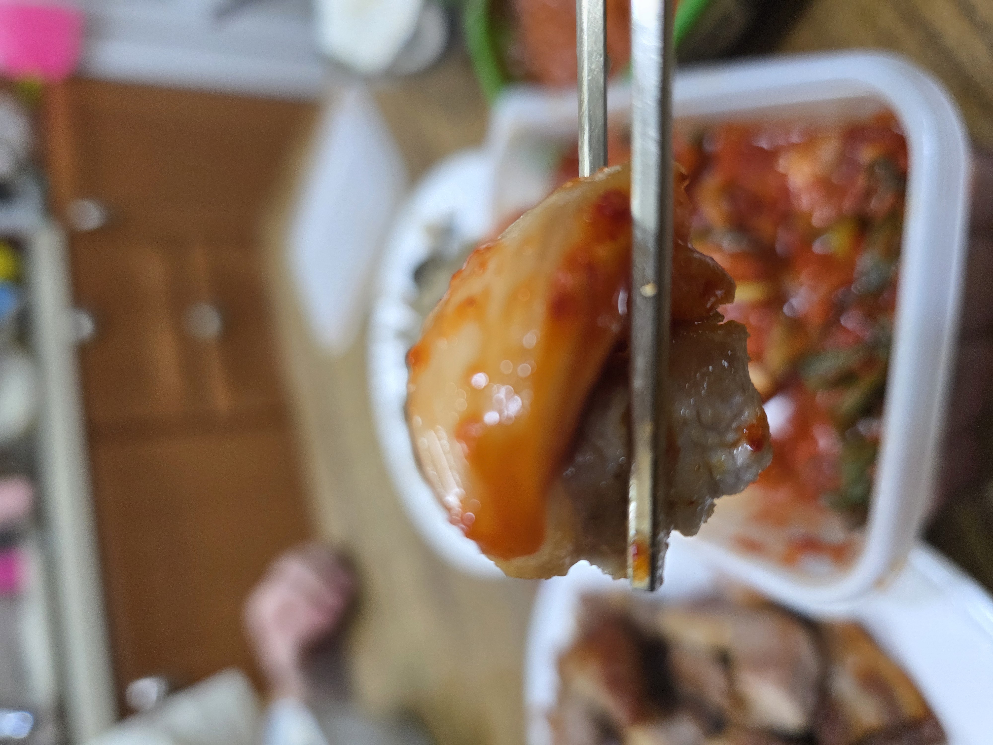 장수양파김치를 밥과 고기에 곁들여 직접 맛보는 실제 식탁 모습